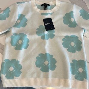 Short sleeve sweater